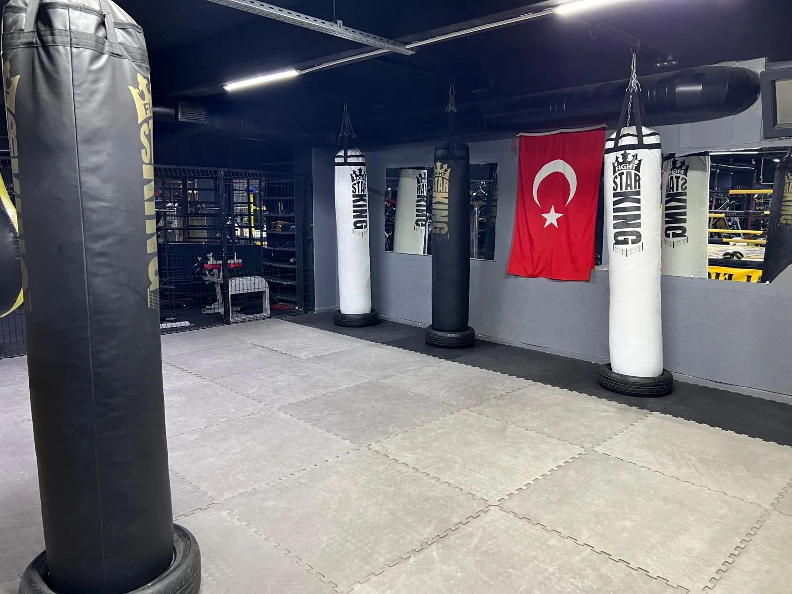 Kick boks ve Muay Thai kum torbaları
